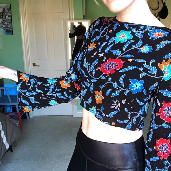 Long-Sleeved Floral Crop Top - Picture 4 of 4